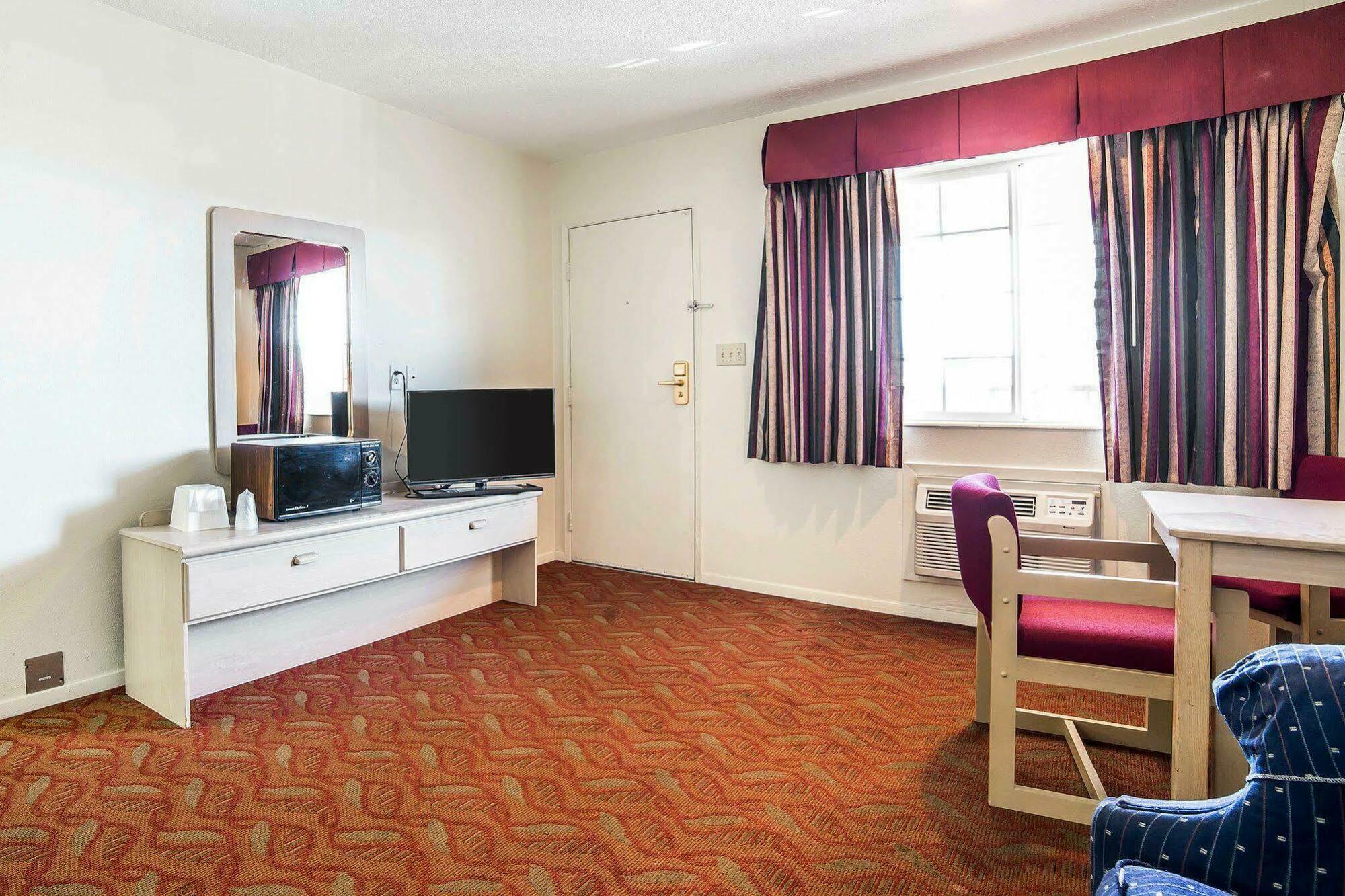 Econo Lodge Fallon Naval Air Station Area Экстерьер фото